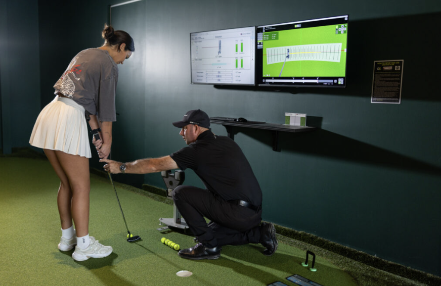 A putting lesson in the SAM PuttLab studio